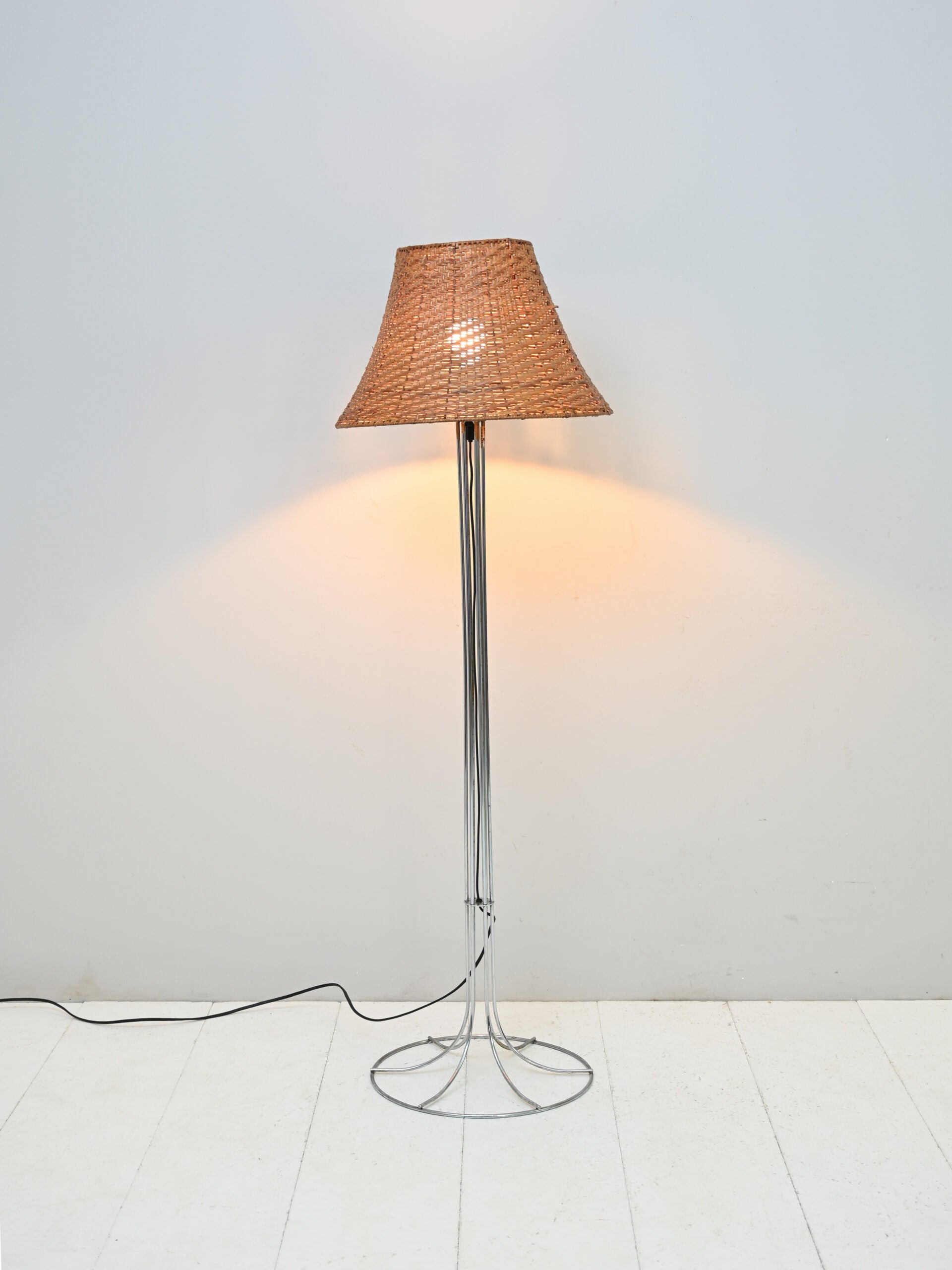 Lampada a piantana con paralume in rattan 1