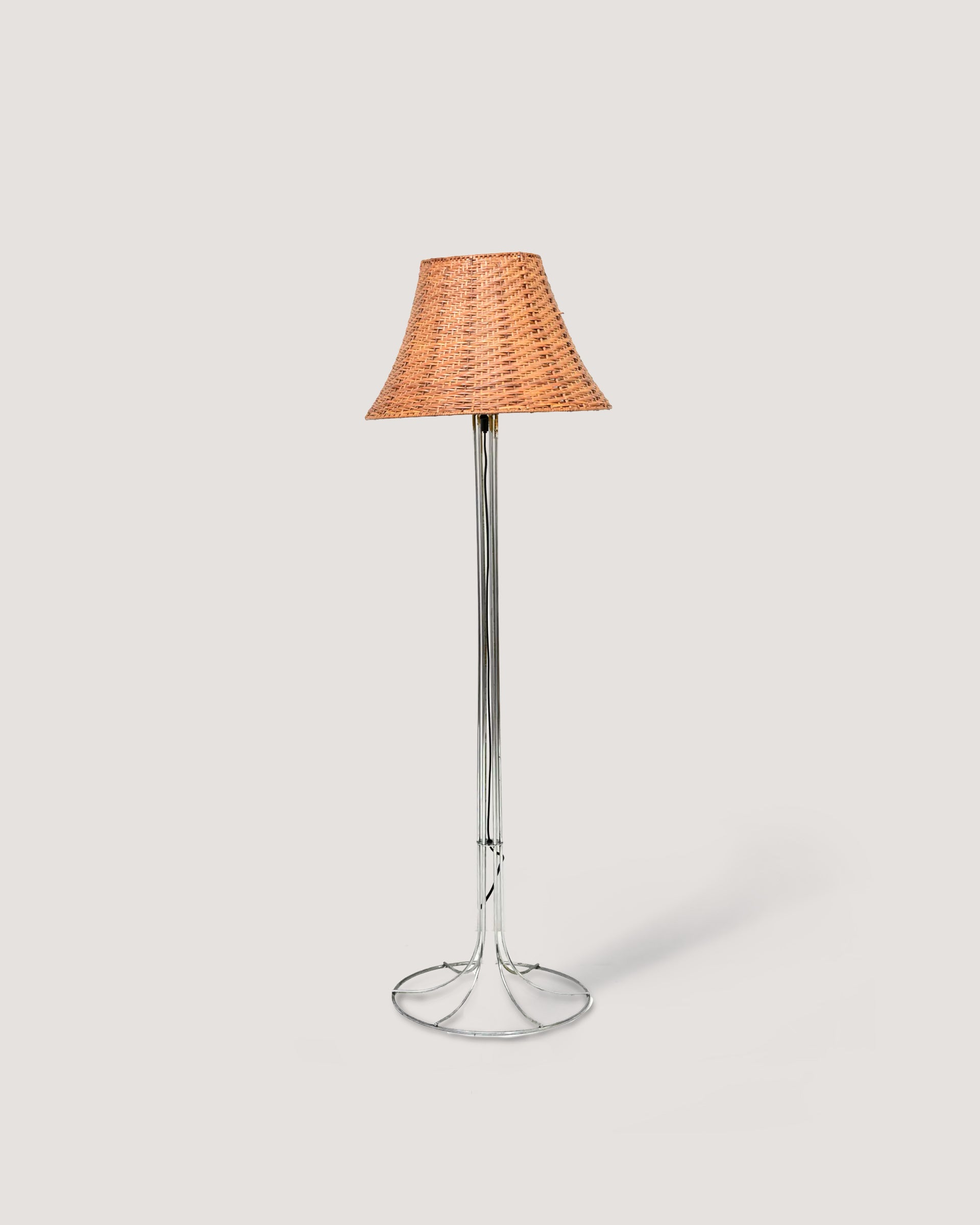 Lampada a piantana con paralume in rattan