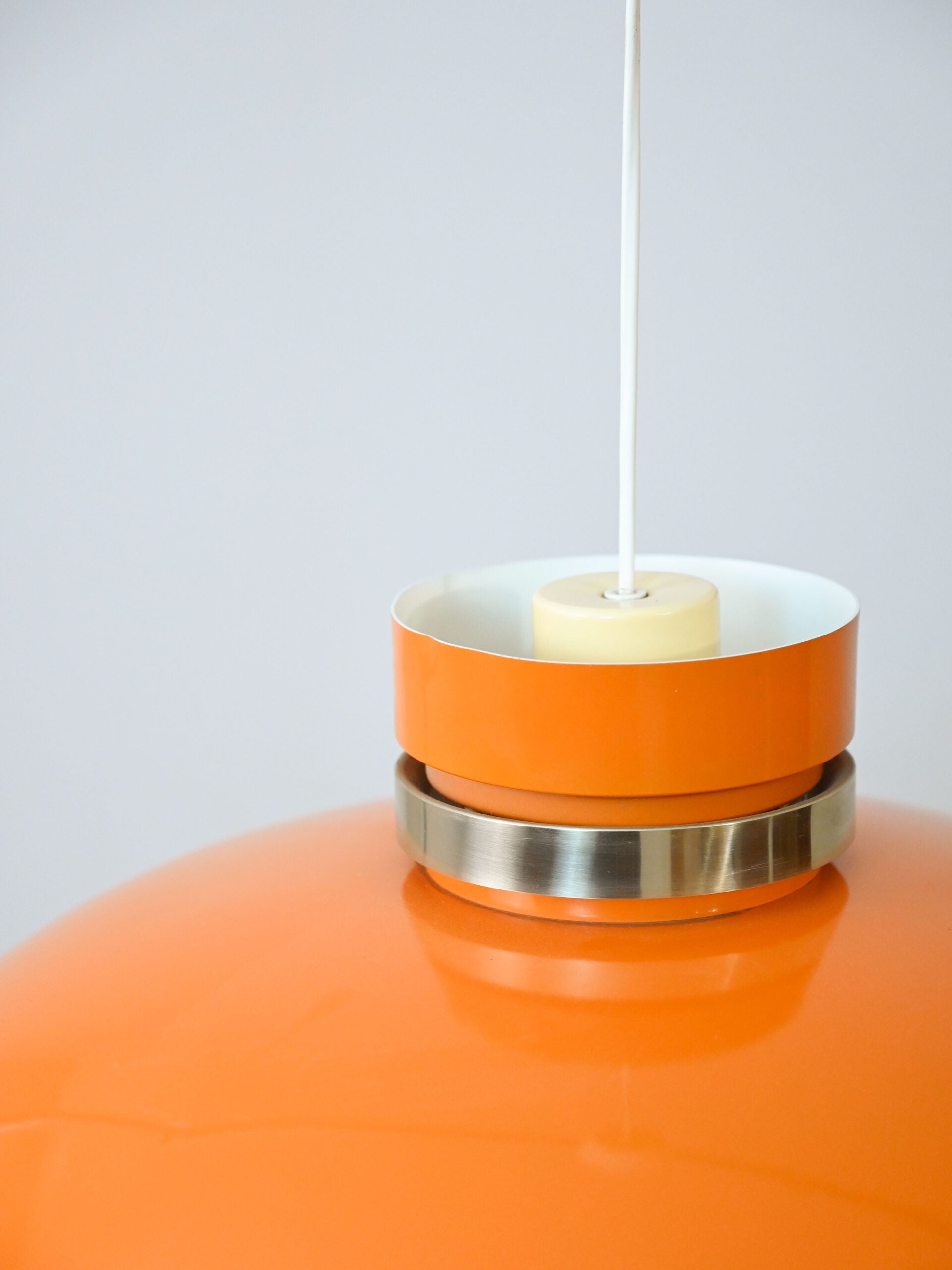Lampada a sospensione scandinava anni ’60 in plastica arancio 3