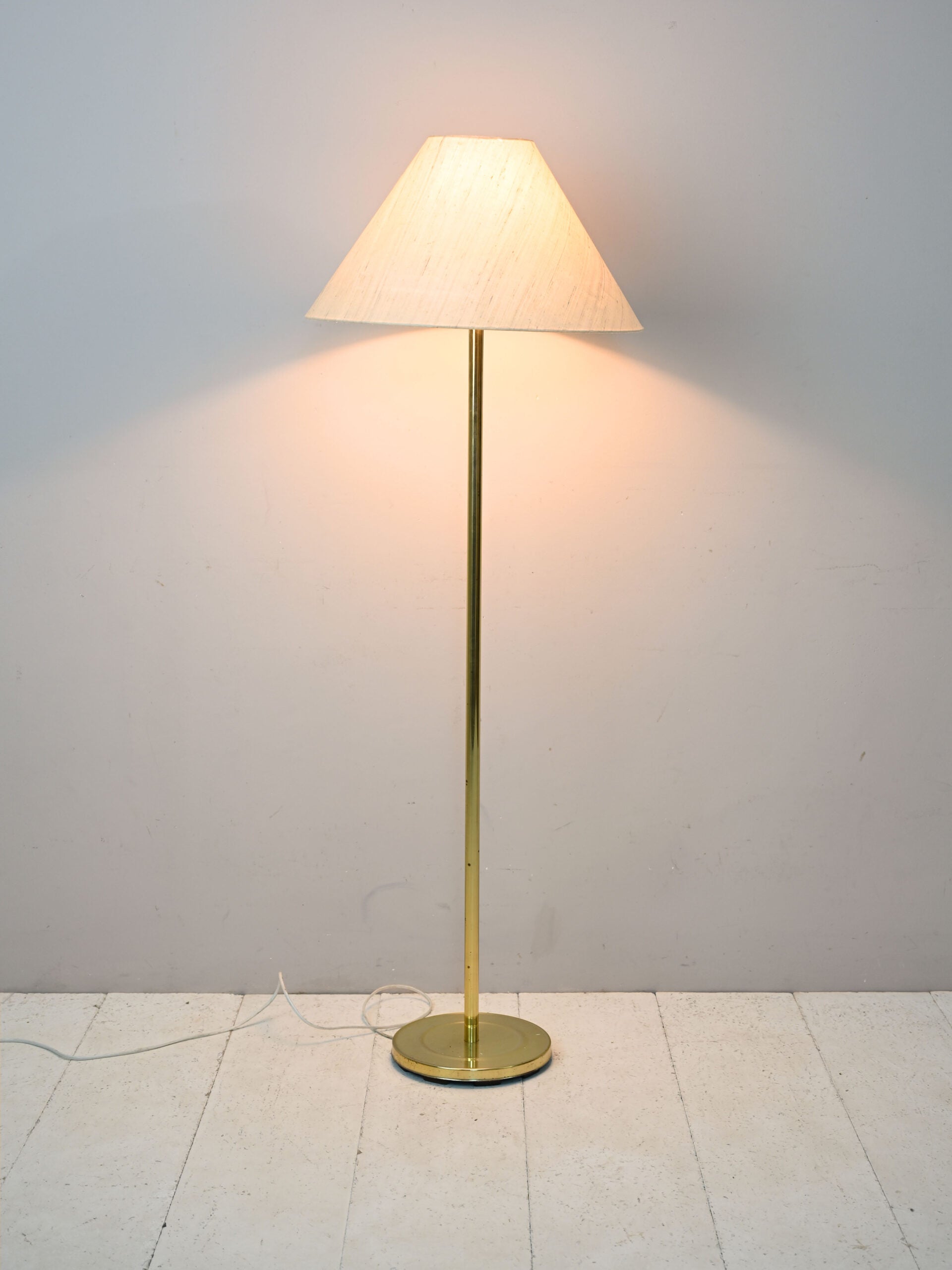 Lampada da terra vintage con base oro 1